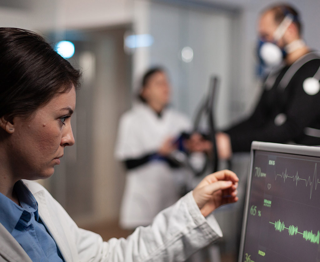 bild-belastungs-ekg_1024px Γrztin ΓΌberwacht ein Belastungs-EKG am Monitor