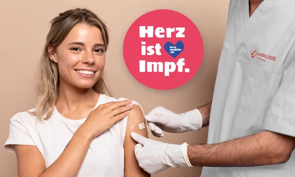 Herz-ist-Impf-Blog-Image Herz ist Impf – Impf-Kampagne in der Kardiologie. Bild zeigt junge lächelnde Frau mit Pflaster auf dem Oberarm