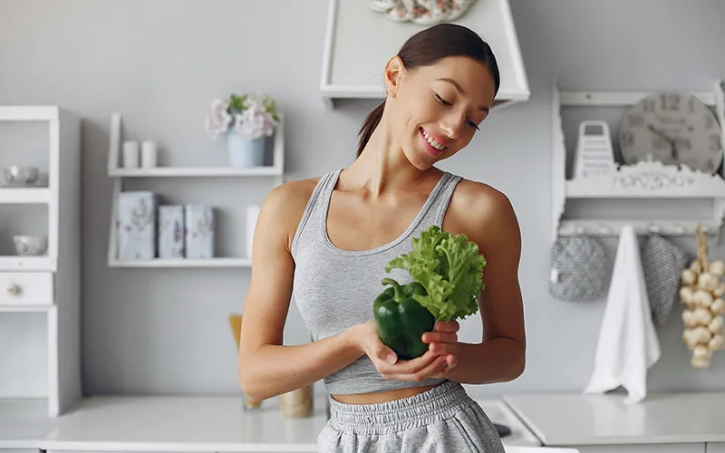 Junge Frau ernährt sich gesund und sieht fröhlich aus